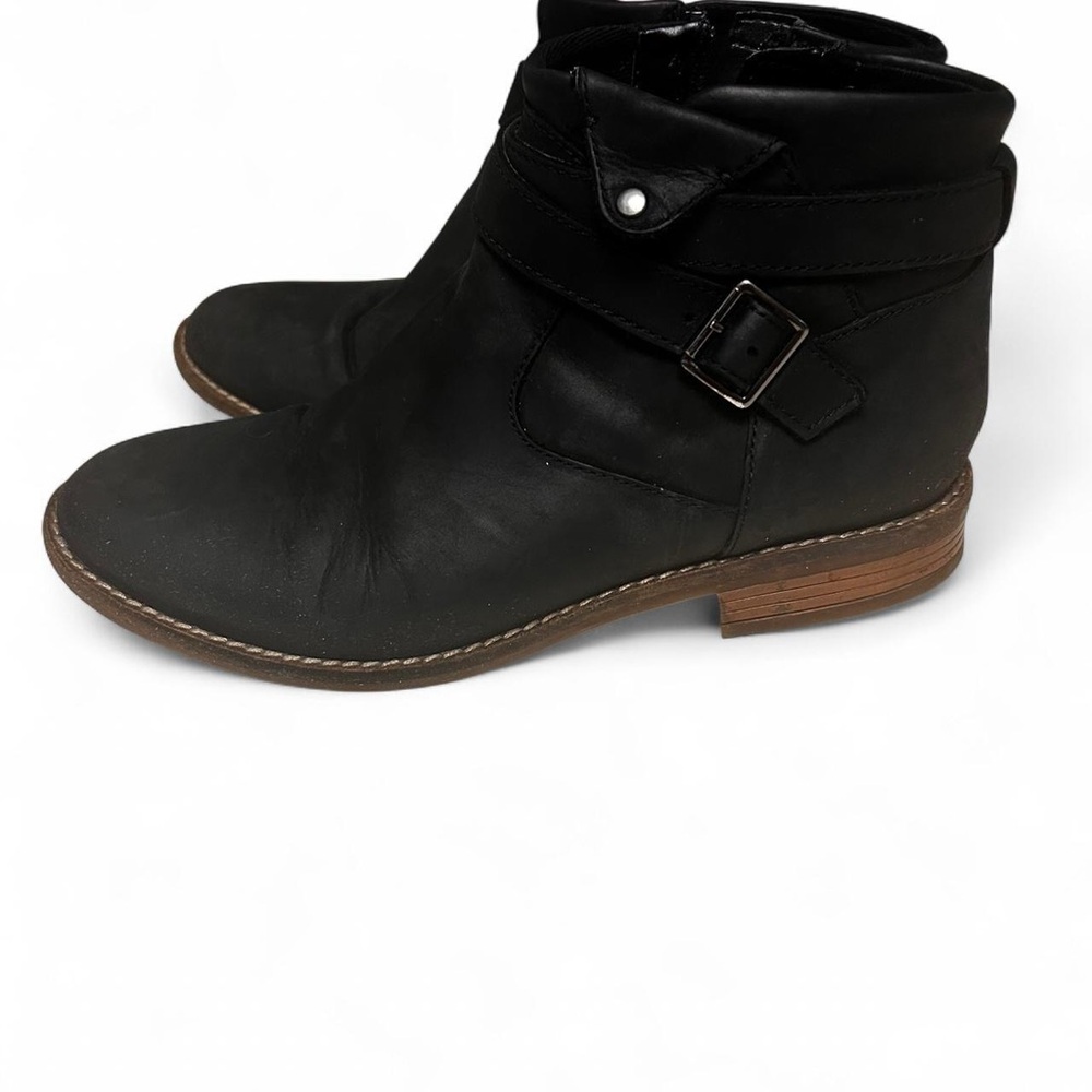 Cliffs woman’s Black leather comfort, soft ankle boots w beautiful buckle sz 8